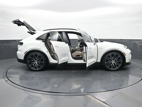 Certified 2025 Porsche Macan Electric image 34