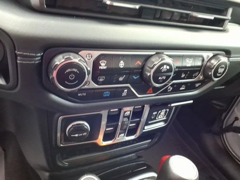 Used 2024 Jeep Wrangler Unlimited Sahara w/ Technology Group AWD/4WD image 32