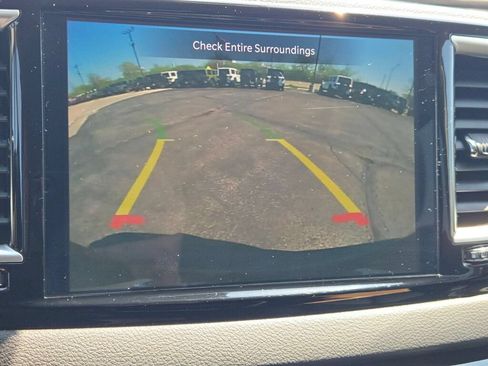 Certified 2024 Chrysler Pacifica Touring-L FWD image 31