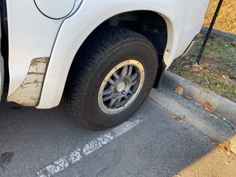 Used 2010 Toyota Tundra 4x4 CrewMax image 18