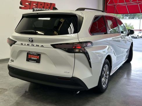 Used 2026 Toyota Sienna XLE FWD image 3