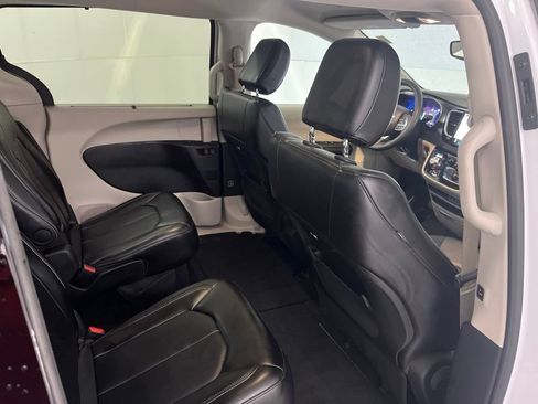 Used 2024 Chrysler Pacifica Touring-L FWD image 25
