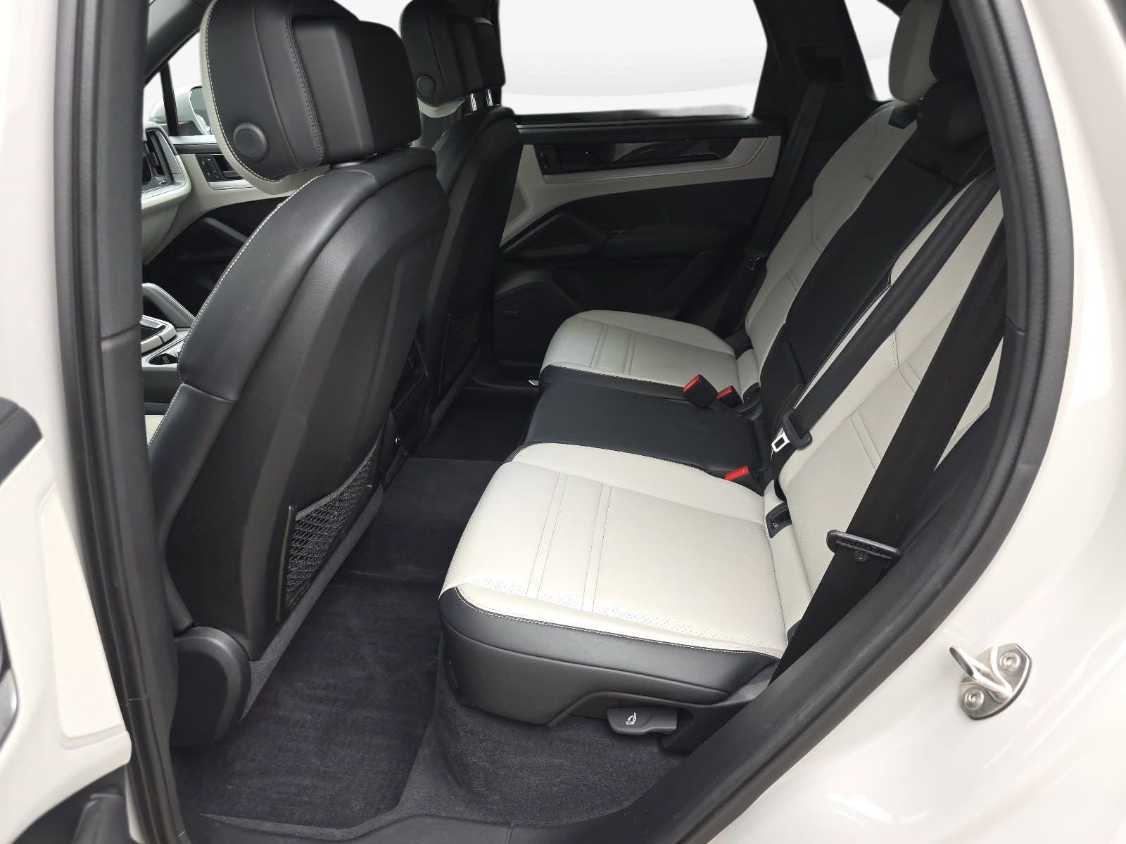 Used 2024 Porsche Cayenne AWD/4WD image 11