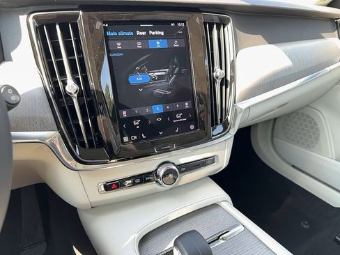 Certified 2025 Volvo V90 B6 Cross Country Plus w/ Protection Package Premier image 20