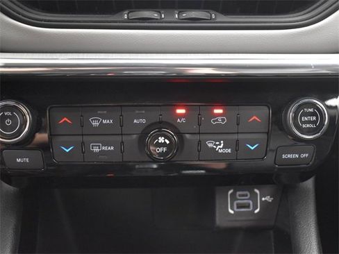 Used 2022 Jeep Compass Limited image 19