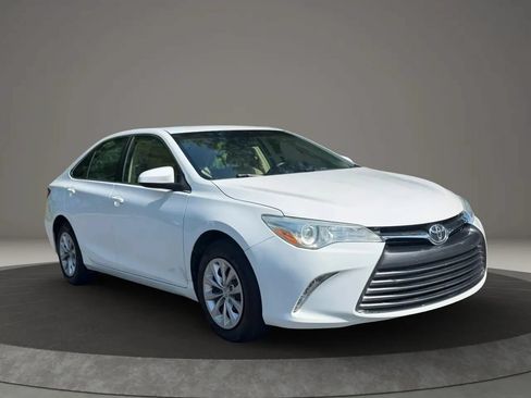 Used 2015 Toyota Camry LE FWD image 3