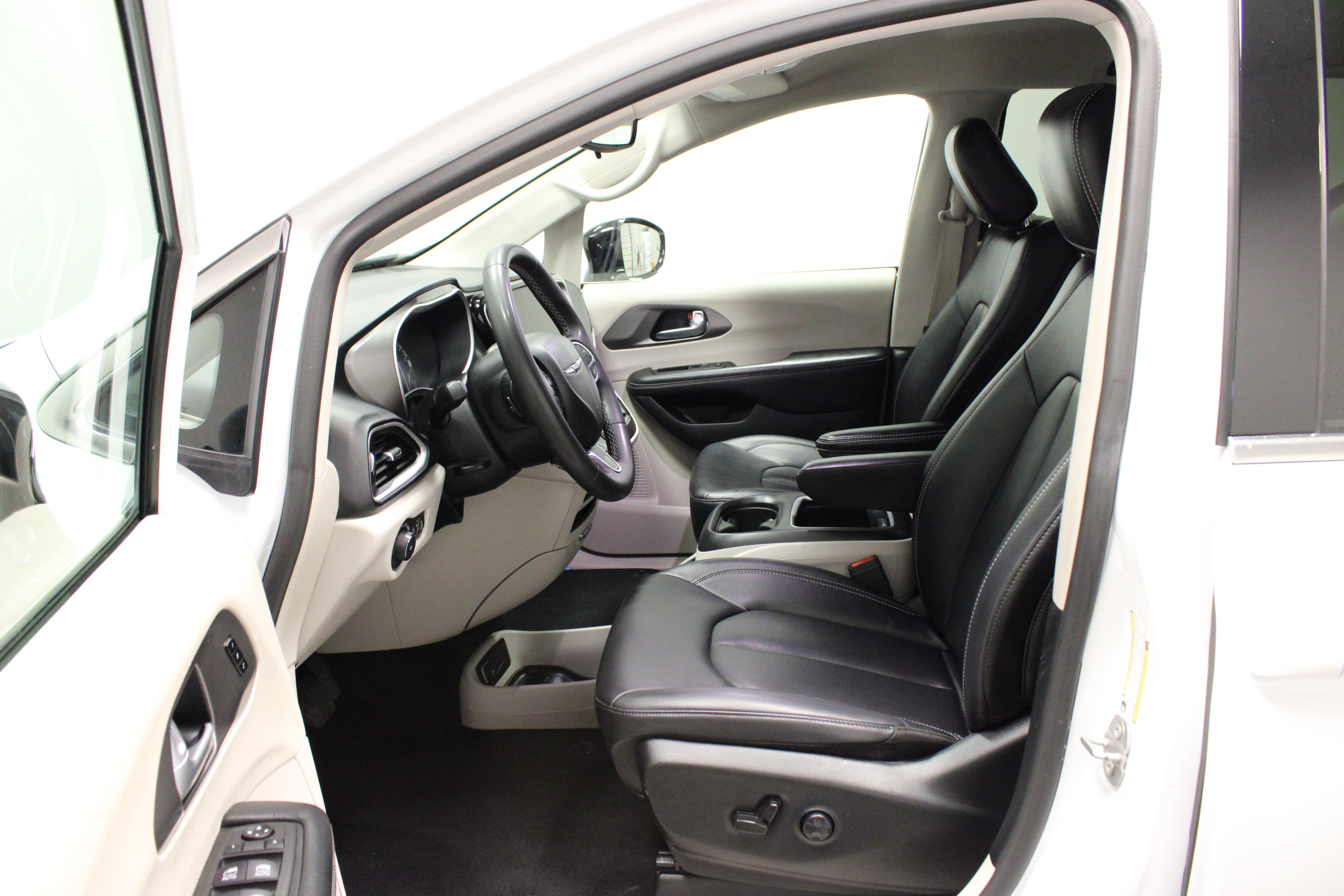 Used 2024 Chrysler Pacifica Touring-L FWD image 18