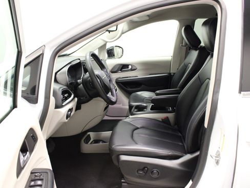 Used 2024 Chrysler Pacifica Touring-L FWD image 18