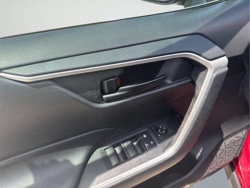 Used 2021 Toyota RAV4 LE AWD/4WD image 16