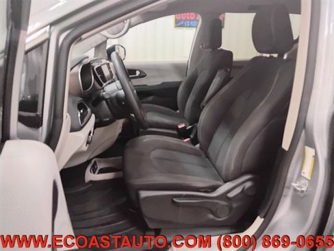 Used 2020 Chrysler Voyager L FWD image 10