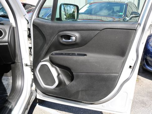 Used 2018 Jeep Renegade Latitude w/ UConnect 8.4 Nav Group image 40