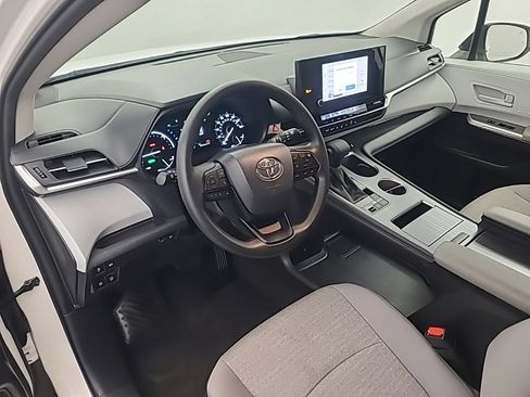 Used 2026 Toyota Sienna LE FWD image 27