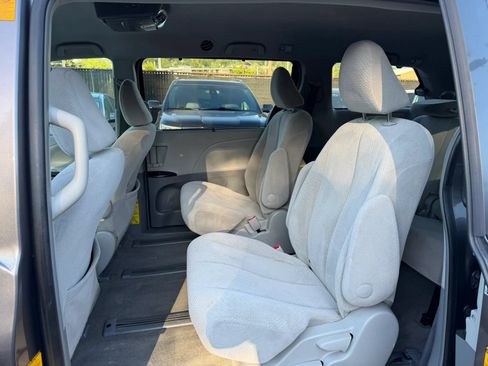 Used 2013 Toyota Sienna LE w/ Towing Pkg AWD/4WD image 11