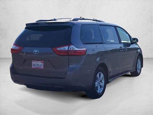 Used 2019 Toyota Sienna LE w/ Carpet Mat Package FWD image 4