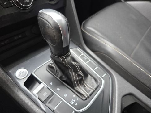 Used 2021 Volkswagen Tiguan SE FWD image 16