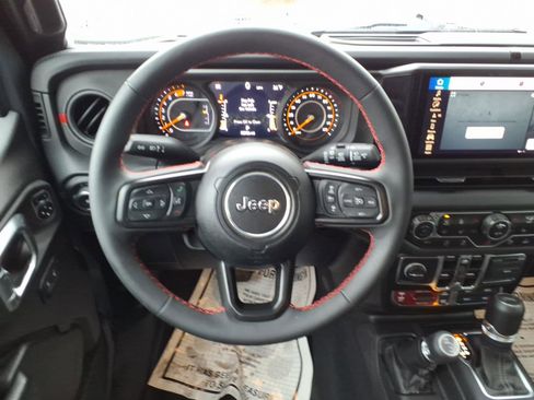 Used 2024 Jeep Wrangler Unlimited Rubicon w/ Technology Group image 12