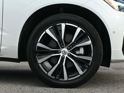Used 2025 Volvo XC60 B5 Plus image 22