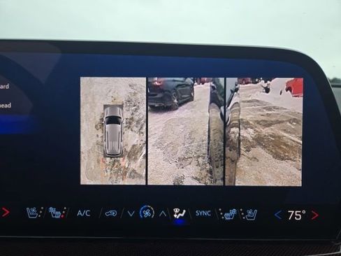 Used 2025 Chevrolet Traverse RS image 42