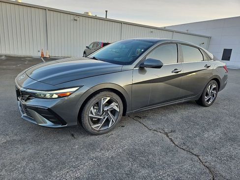 Used 2025 Hyundai Elantra Limited image 2