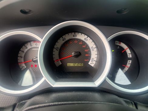 Used 2013 Toyota Tacoma PreRunner RWD image 2