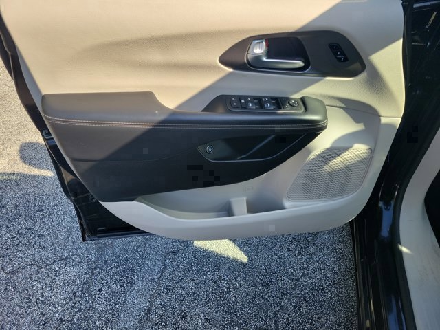 Used 2024 Chrysler Pacifica Limited FWD image 21