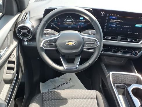 Used 2025 Chevrolet Equinox LT w/ Safety and Technology Package FWD image 4