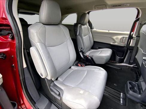 Used 2023 Toyota Sienna XLE FWD image 18