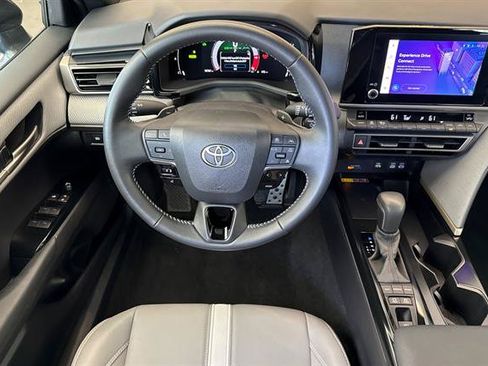 Used 2025 Toyota Camry SE w/ Convenience Package FWD image 15