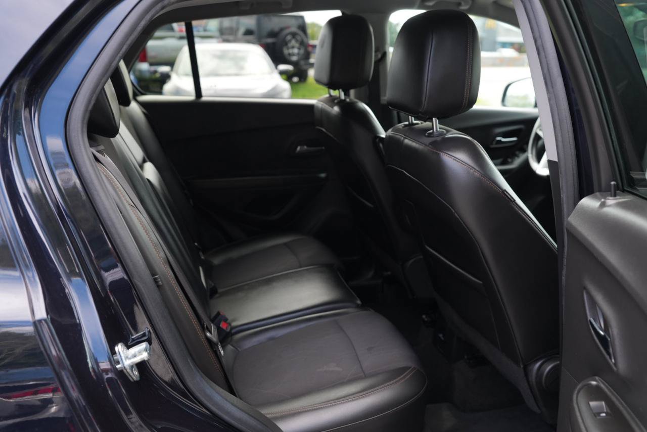 Used 2022 Chevrolet Trax LT w/ LT Convenience Package AWD/4WD image 28