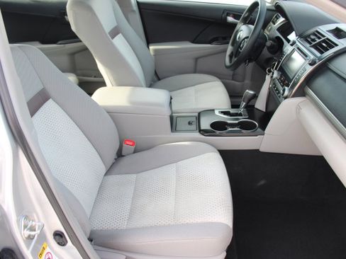 Used 2014 Toyota Camry LE image 18