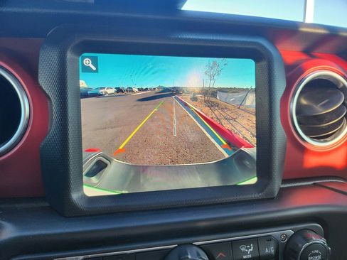 Used 2022 Jeep Gladiator Rubicon w/ Cold Weather Group image 18