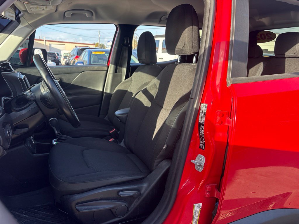 Used 2018 Jeep Renegade Altitude w/ UConnect 8.4 Nav Group AWD/4WD image 9