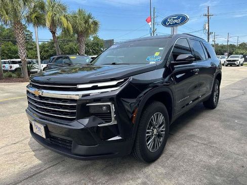 Used 2025 Chevrolet Traverse LT FWD image 3
