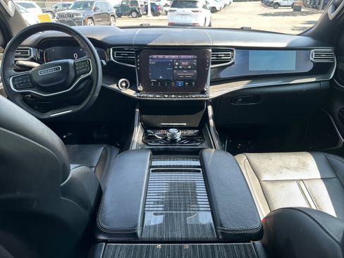 Used 2022 Jeep Wagoneer Series III w/ Premium Group I AWD/4WD image 17