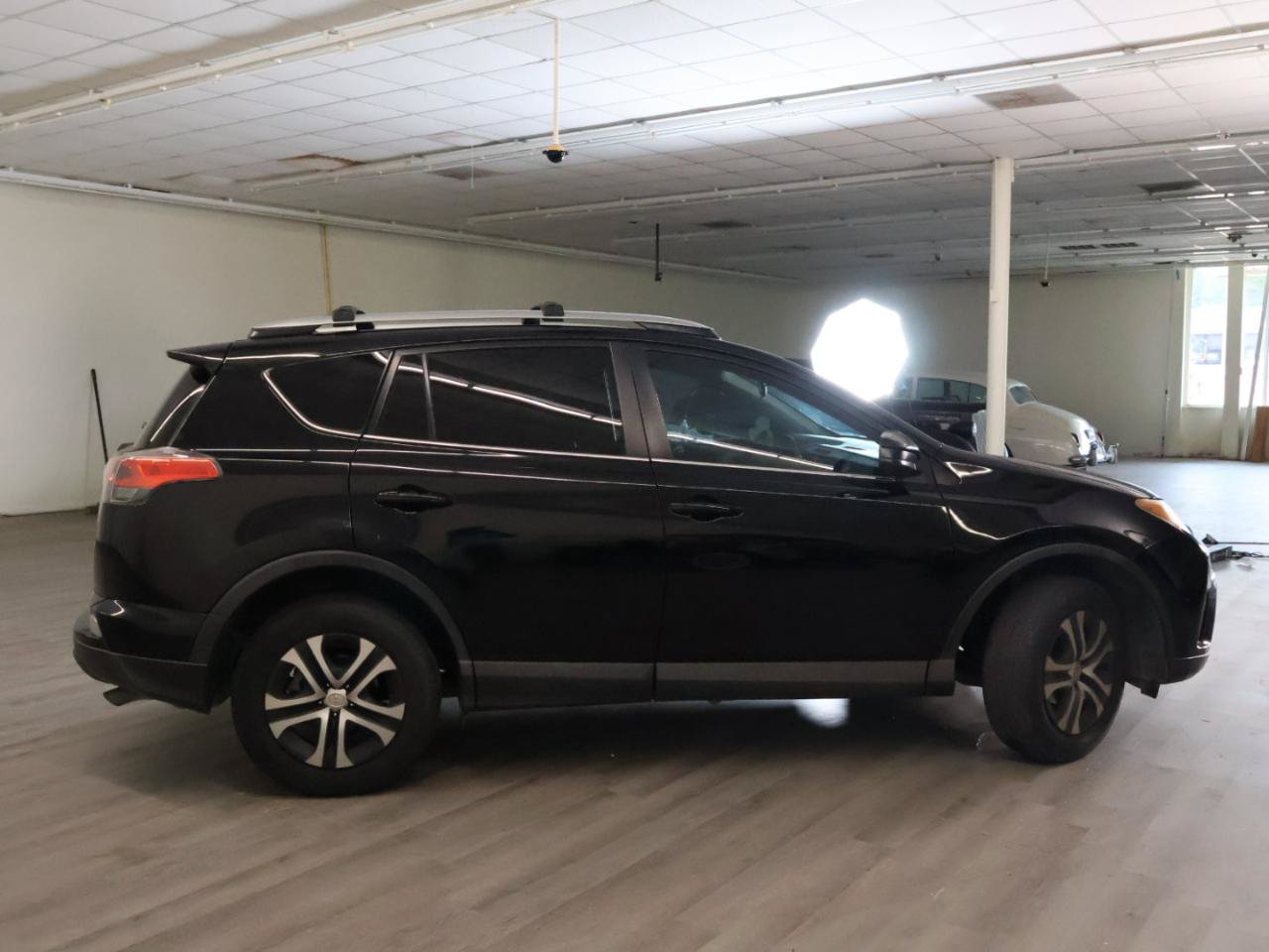 Used 2017 Toyota RAV4 LE FWD image 9