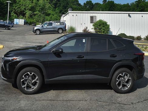 Used 2025 Chevrolet Trax LT w/ LT Convenience Package FWD image 4