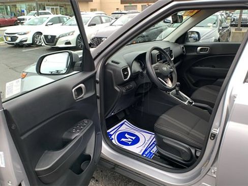 Used 2025 Hyundai Venue SEL image 9