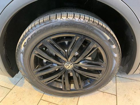 Used 2022 Volkswagen Tiguan SE R-Line image 13