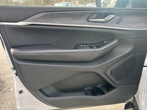 Used 2023 Jeep Grand Cherokee Limited image 15