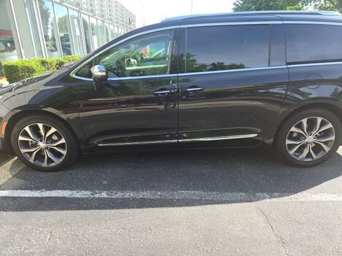 Used 2017 Chrysler Pacifica Limited w/ UConnect Theater Package FWD image 2