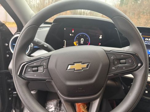 Used 2025 Chevrolet Trax LT image 25