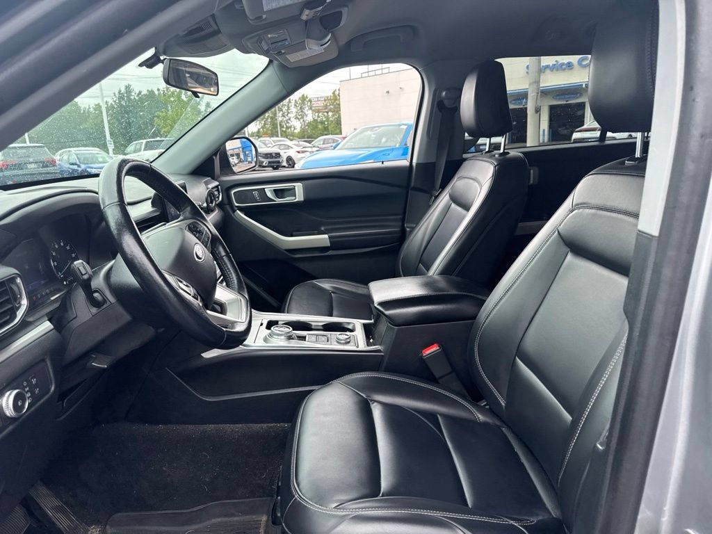 Used 2021 Ford Explorer XLT w/ Equipment Group 202A AWD/4WD image 19
