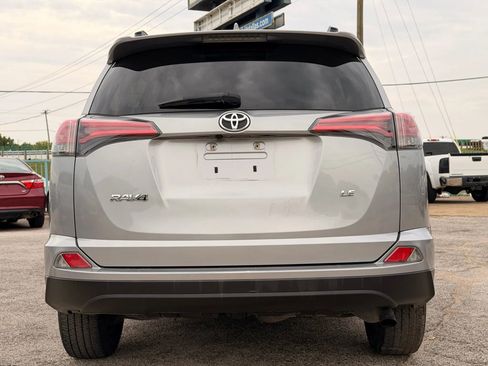 Used 2018 Toyota RAV4 LE image 4