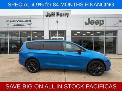 New 2026 Chrysler Pacifica Select w/ S Appearance Package