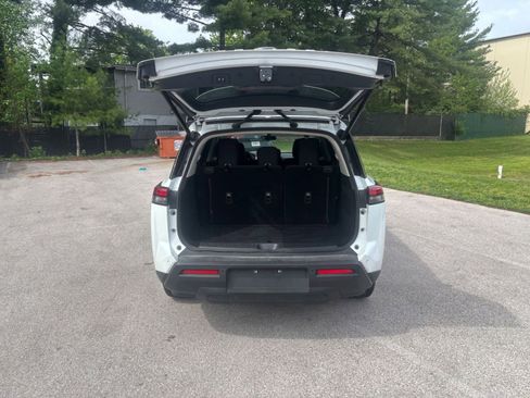 Used 2025 Nissan Pathfinder SV FWD image 32