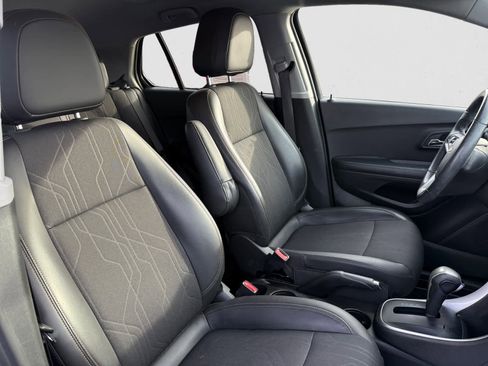 Used 2022 Chevrolet Trax LT w/ Driver Confidence Package image 17