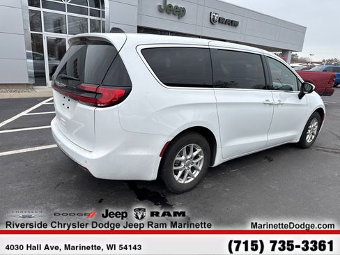 Used 2023 Chrysler Pacifica Touring-L image 10