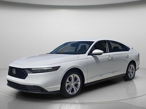Used 2025 Honda Accord LX image 9