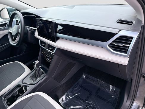 Certified 2025 Volkswagen Taos SE image 32