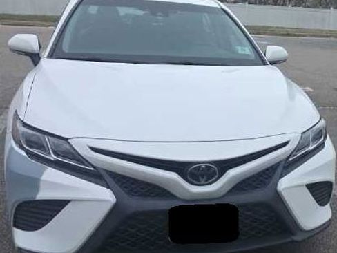 Used 2018 Toyota Camry SE w/ Moonroof Package image 2